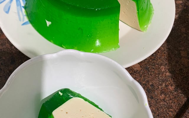 Gelatina recheada com mousse de limão