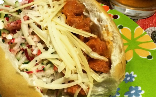 Sanduíche de linguiça fresca e queijo parmesão