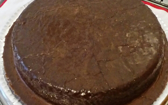 Bolo de cenoura com calda de chocolate