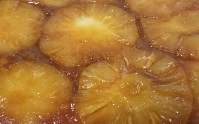 Bolo de abacaxi em calda