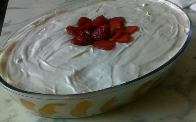 Pavê de morangos com mousse de maracujá e chantilly