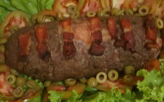 Rocambole de carne moída com bacon