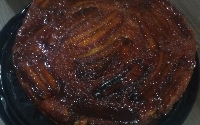 Bolo invertido de banana caramelada de liquidificador