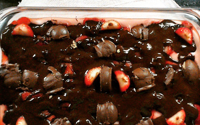 Bombom de morango na travessa