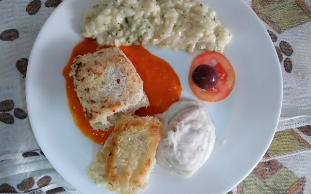 ABADEJO AO MOLHO VERMELHO EM CROSTA DE COCO COM PURÊ DE INHAME