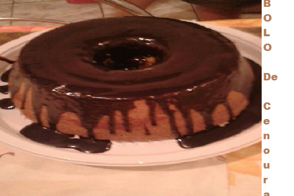 Bolo de cenoura com calda de chocolate