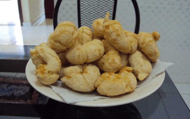 Biscoito de polvilho frito com queijo (não estoura ao fritar)