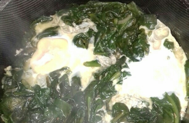 Bertalha com ovo mole