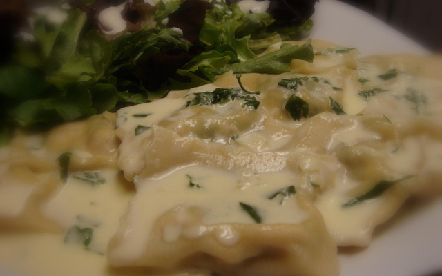 Ravioli com recheio de ricota, rúcula e tomate seco regado ao molho Alfredo