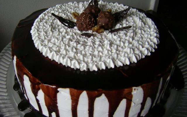 Bolo com creme de Nutella e nozes