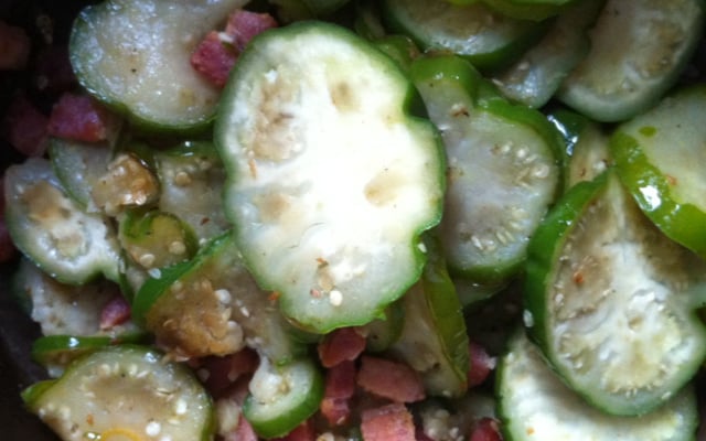 Jiló refogado com bacon