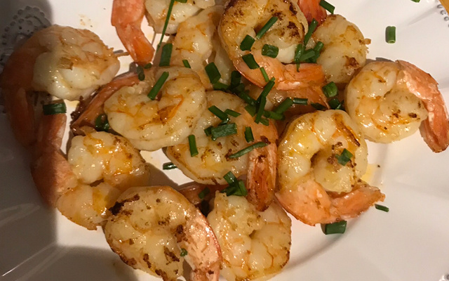 Camarão na cerveja e manteiga