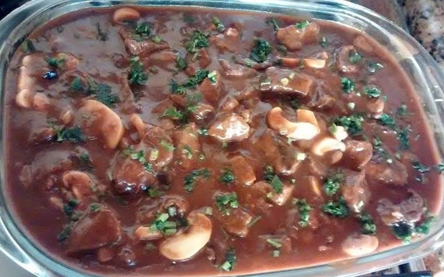 Carne na cerveja preta