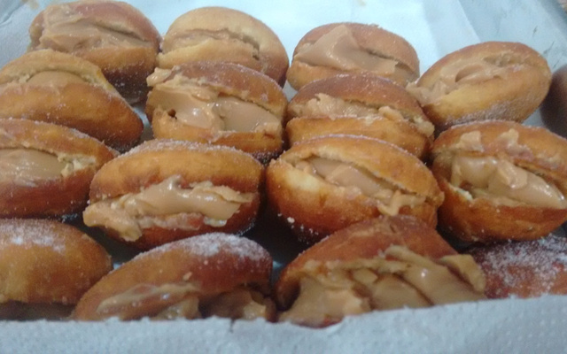 Sonho com recheio de doce de leite