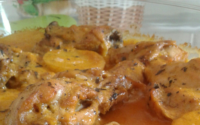 Frango ao forno com creme de cebola e batatas gratinadas