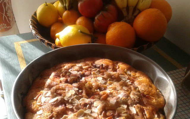 Bolo de maçã com geleia de frutas vermelhas e amêndoas fatiadas