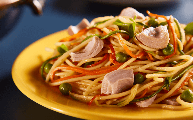 Macarrão com legumes e atum