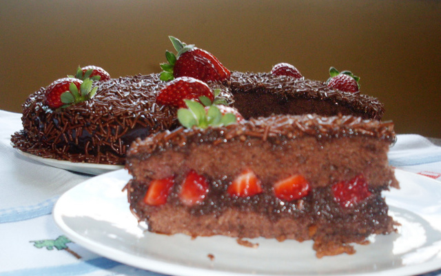 Bolo integral de brigadeiro com morango