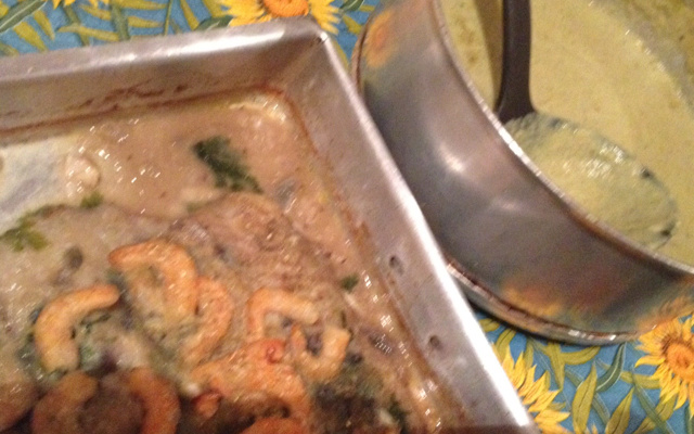 Filé de polaca do alaska com molho de camarão e gengibre