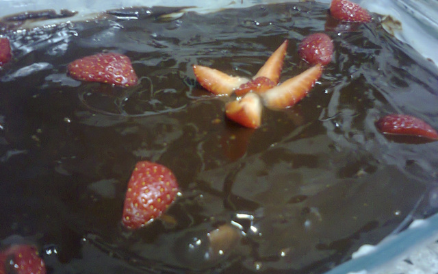 Bombom na travessa com morango