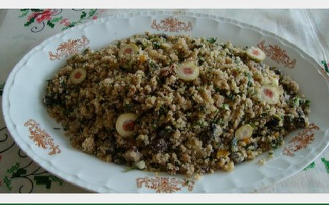 Coxas e sobrecoxas do fogo ao forno, acompanhadas de farofa de passas e maçã