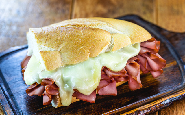 Sanduíche de queijo prato com mortadela