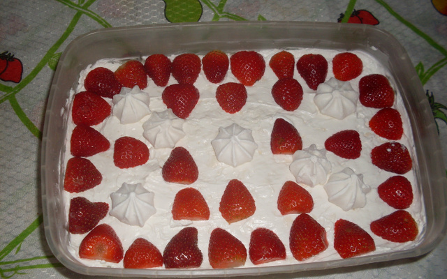 Merengue de morango com suspiros