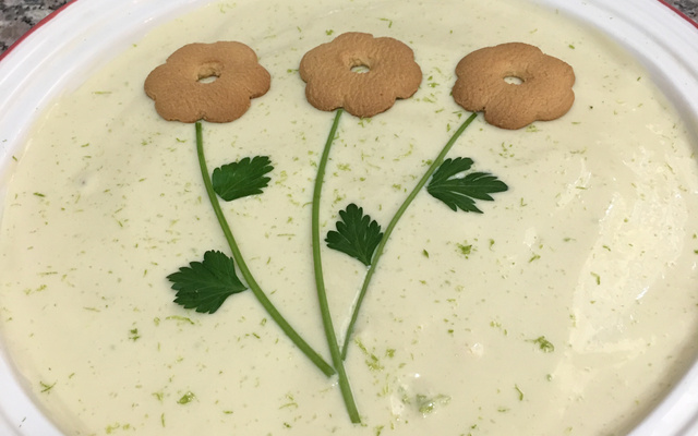 Bolo com mousse de limão