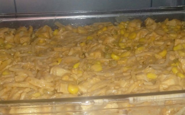 Macarrão com estrogonofe de frango rápido e fácil