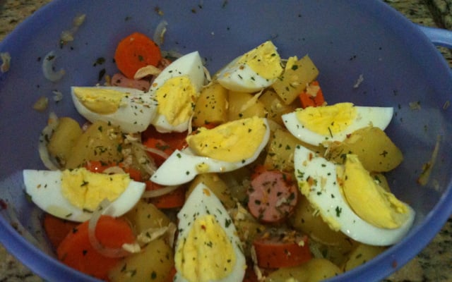 Salada quente de salsicha com batata