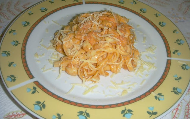 Macarrão cremoso com cogumelos e queijo cremoso