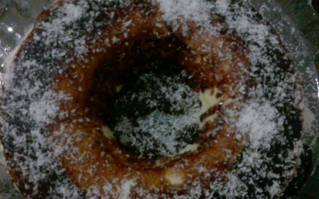 Pudim de coco com cobertura de chocolate