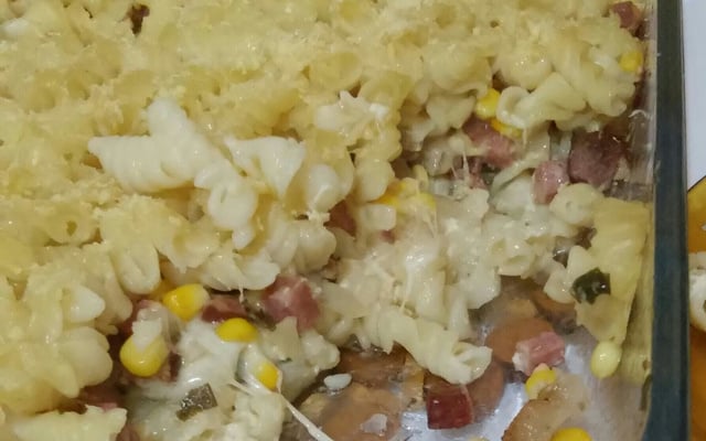 Macarrão ao forno com bacon e mussarela
