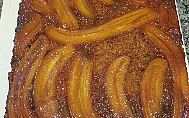 Bolo invertido de banana caramelada de liquidificador