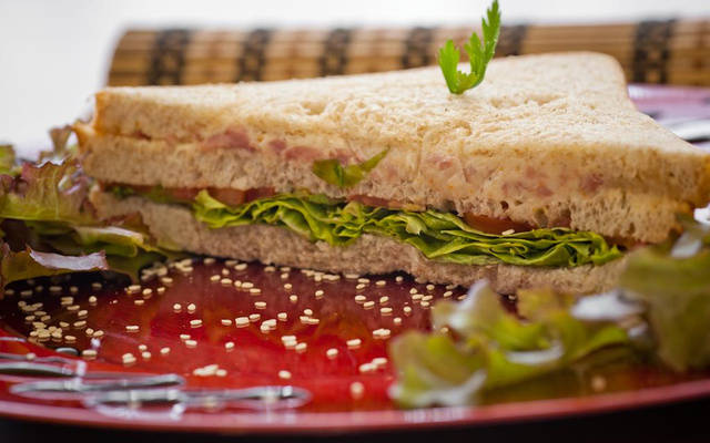 Sanduíche leve de peito de peru