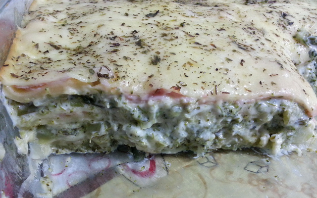 Lasanha de brócolis com creme de cebola