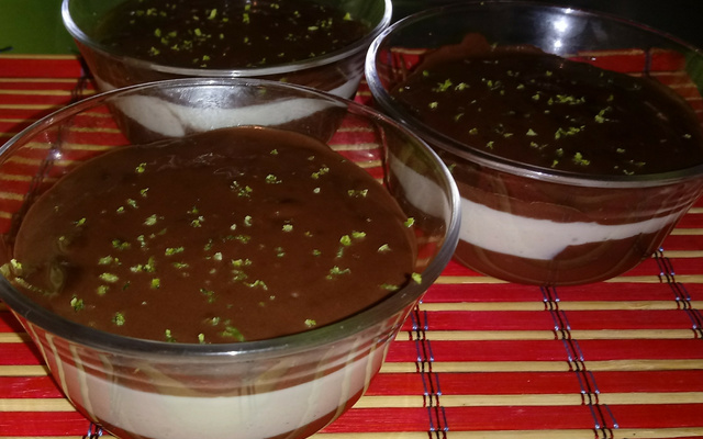 Mousse de limão com cobertura de chocolate