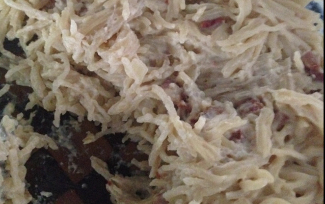 Macarronada ao molho branco com bacon e calabresa