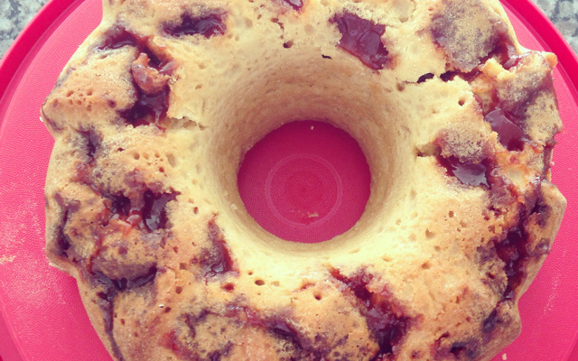 Bolo de iogurte natural com goiabada