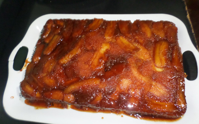 Bolo invertido de banana caramelada de liquidificador