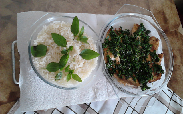 Filé de tilápia com ervas frescas