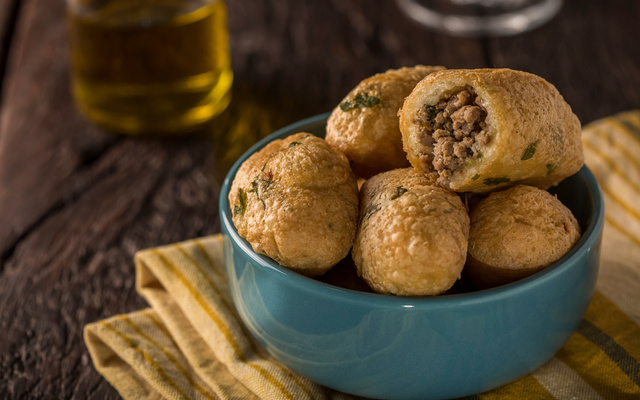 Bolinho de mandioca recheado