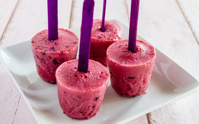 Picolé de frutas vermelhas