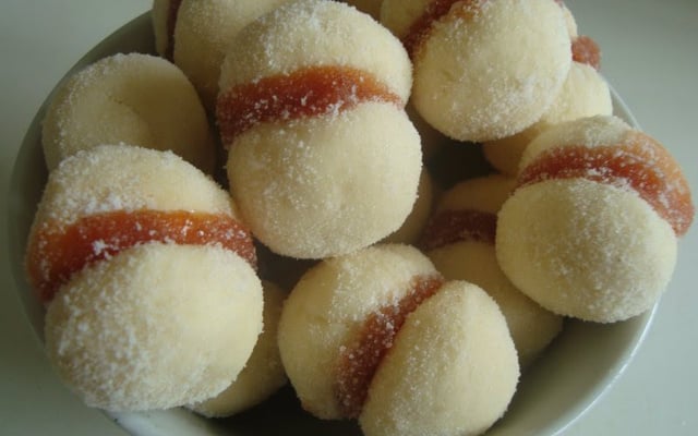 Petit four beijo de freira