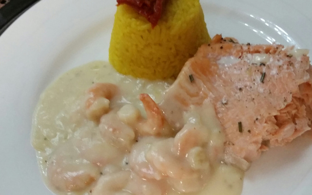 Salmão ao molho branco de camarão