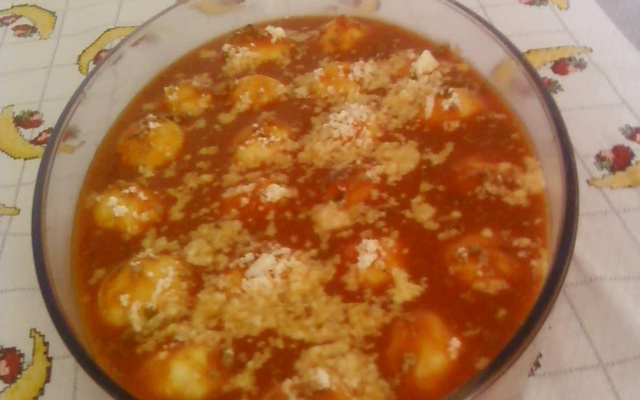 Nhoque com formato de bolinha (recheado com mussarela)