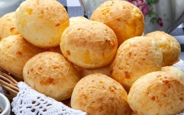 Receita de pão de queijo caseiro e fresquinho com café