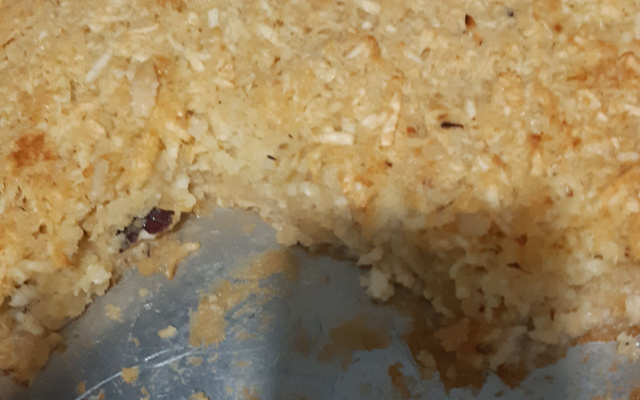 Bolo de mandioca com coco ralado