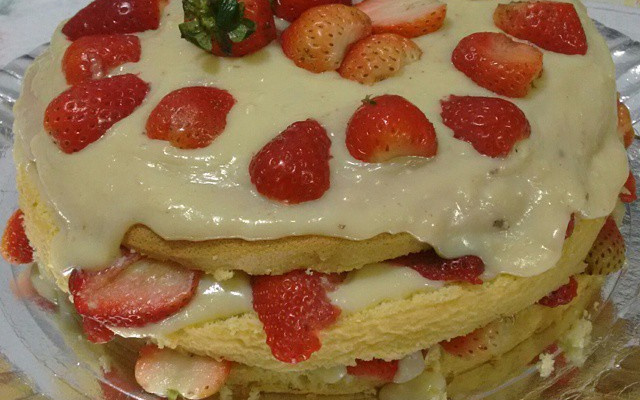 Bolo de morango simples