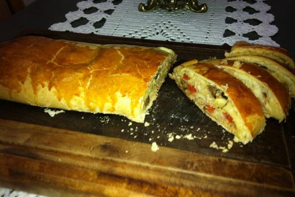 Pizza enrolada com recheio misto